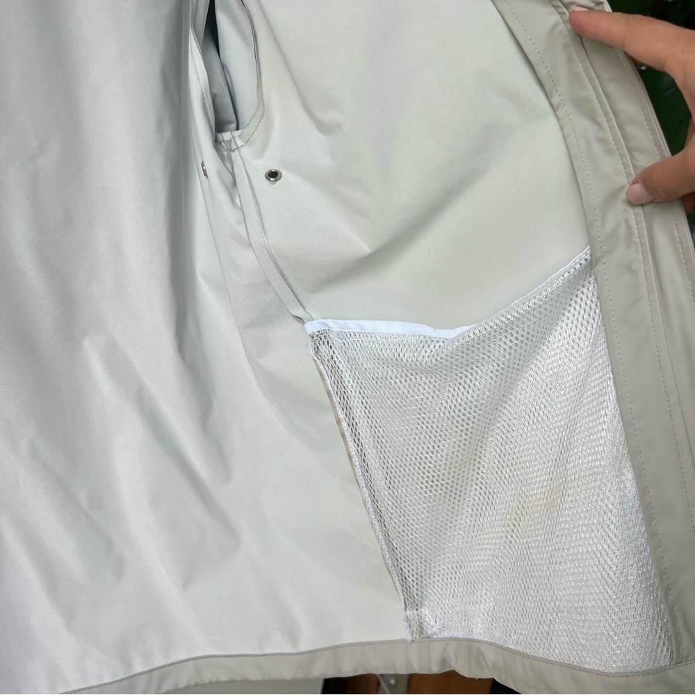 RAINS lightweight shell - Picture 9 of 13